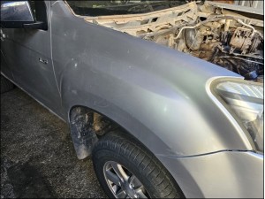 isuzu dmax sağ ön çamurluk