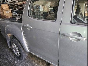 isuzu dmax sağ arka kapı
