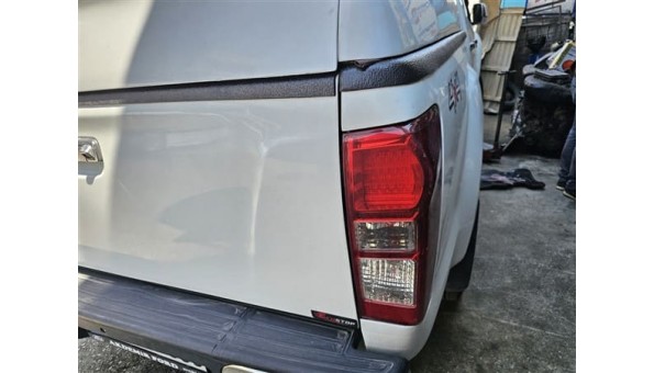 isuzu dmax euro 5 sağ arka stop camı
