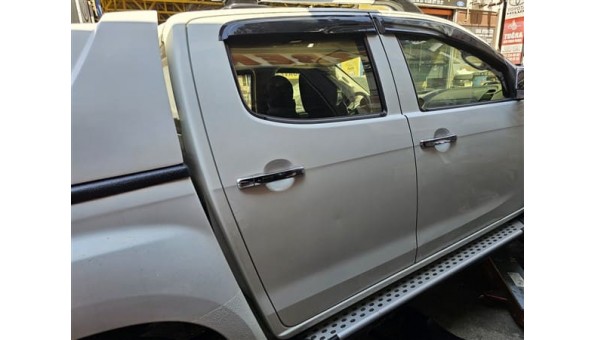 isuzu dmax euro 5 sağ arka kapı beyaz