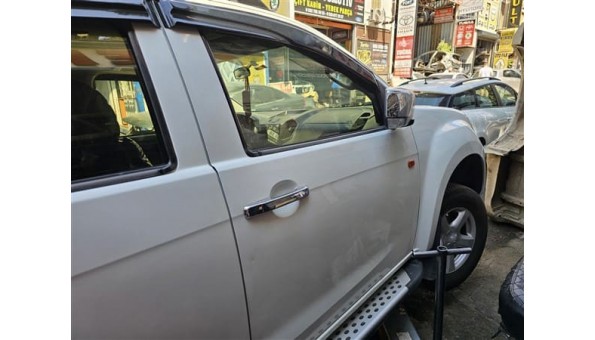 isuzu dmax euro 5 sağ ön kapı beyaz