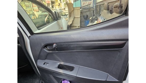 isuzu dmax euro 5 sağ arka kapı döşemesi