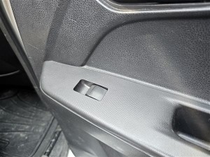 isuzu dmax euro 5 sağ arka cam açma düğmesi